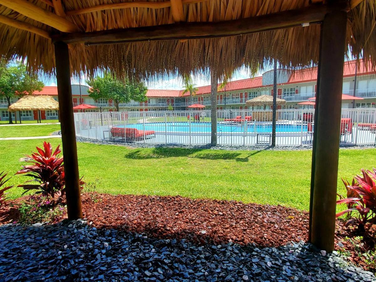 Vero Beach Inn & Suites Vero Beach I-95 (Adults Only) Exterior photo