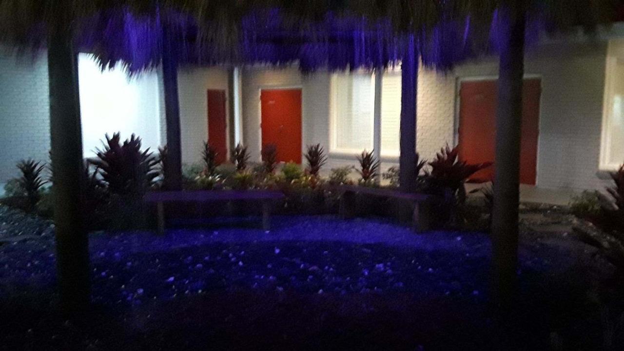 Vero Beach Inn & Suites Vero Beach I-95 (Adults Only) Exterior photo